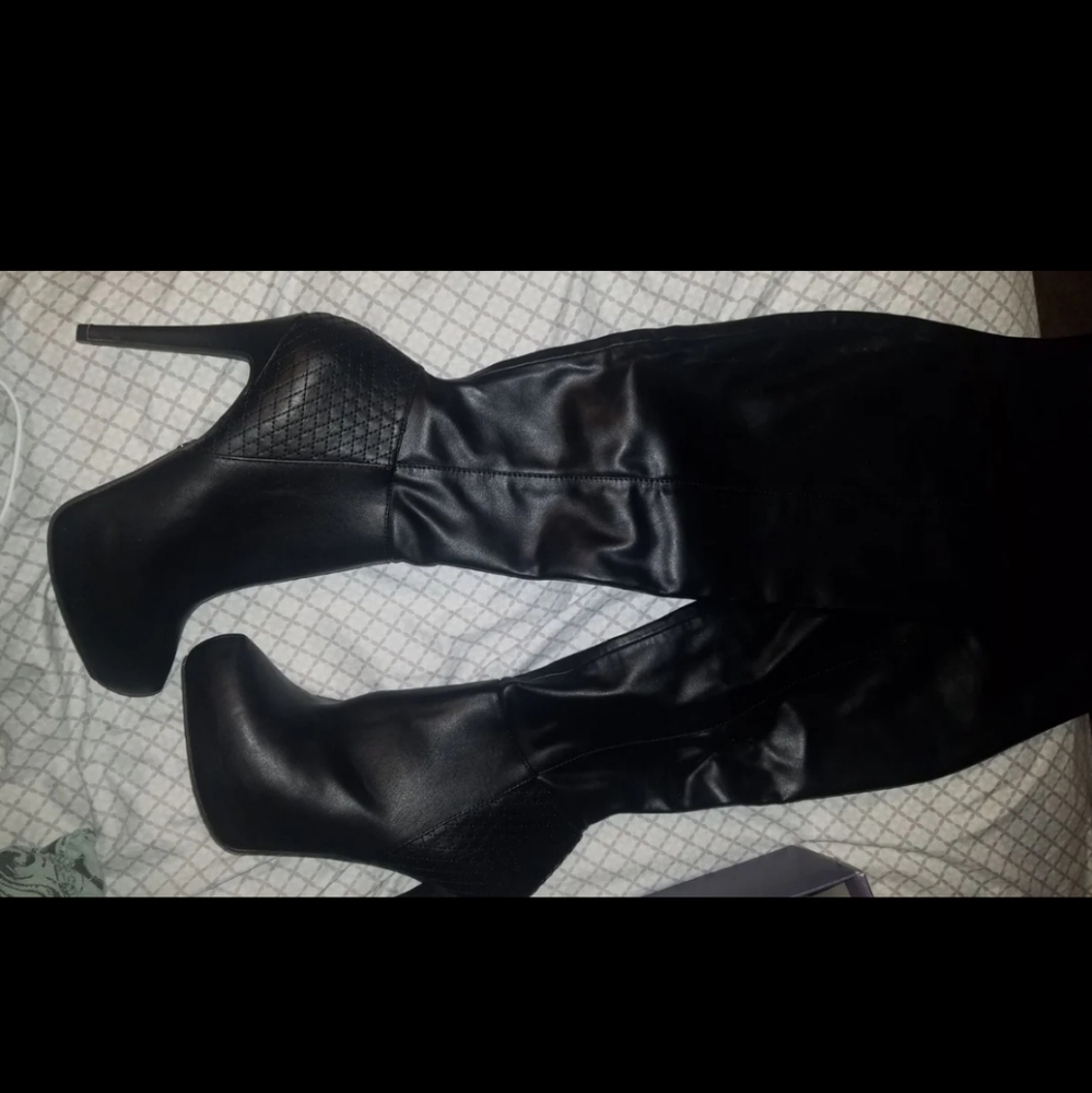 Jennifer lopez knee high leather boots